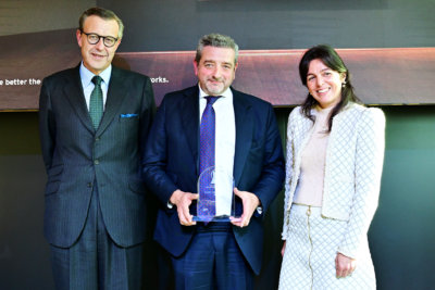 CARLOS-MORENO-GANA-EL-PREMIO-EMPRENDEDOR-DEL-AÑO-DE-EY-POR-LA-ZONA-CENTRO