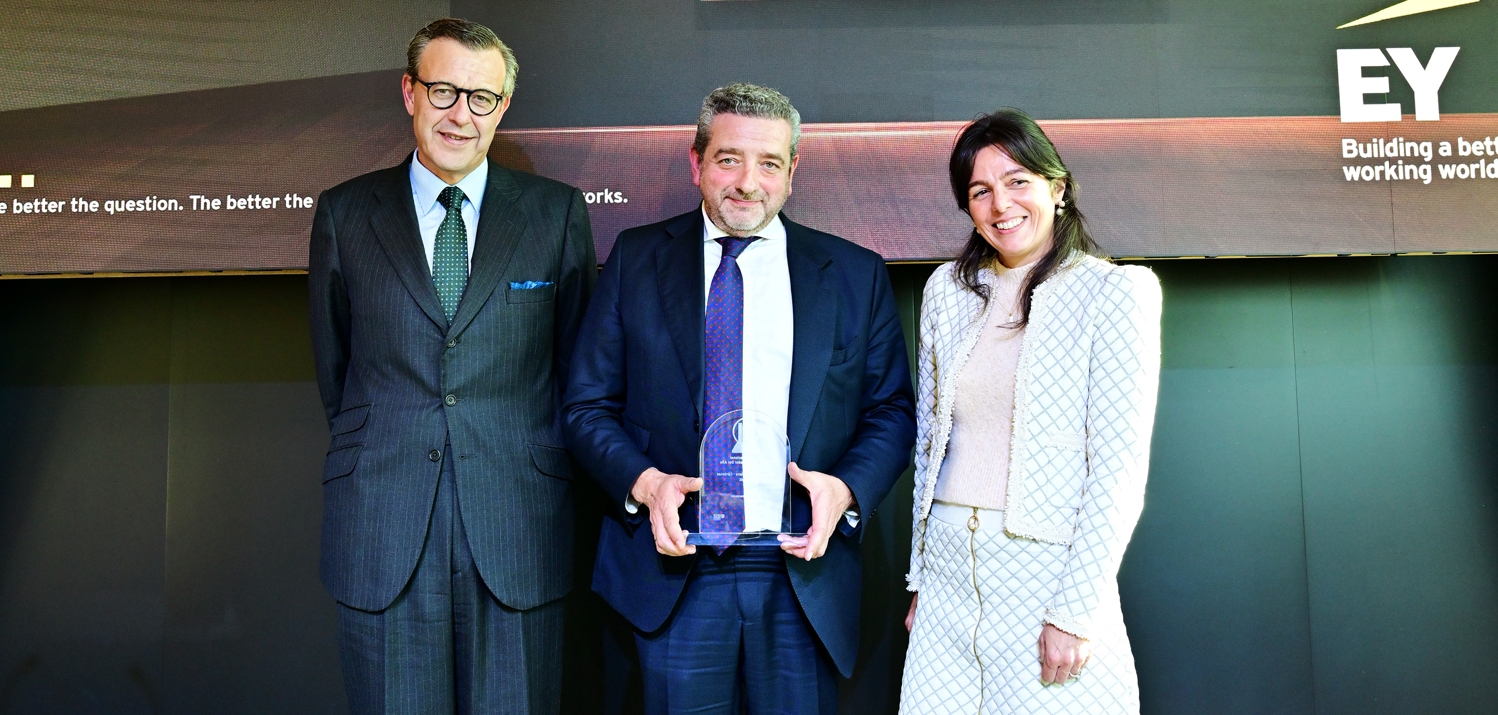 CARLOS-MORENO-GANA-EL-PREMIO-EMPRENDEDOR-DEL-AÑO-DE-EY-POR-LA-ZONA-CENTRO